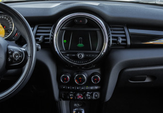 Подержанный автомобиль MINI Hatch 2018 года (11 фото)
