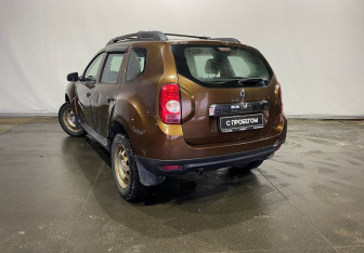 Подержанный автомобиль Renault Duster 2014 года (8 фото)