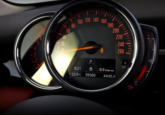 Подержанный автомобиль MINI Hatch 2021 года (13 фото)