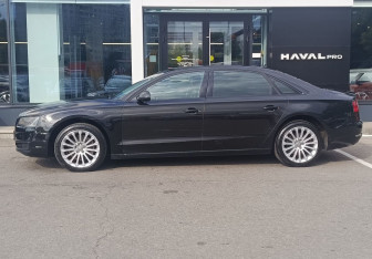 Подержанный автомобиль Audi A8 2014 года (8 фото)