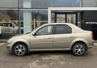 Подержанный автомобиль Renault Logan Sedan 2010 года (8 фото)