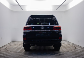 Подержанный автомобиль Toyota Land Cruiser Suv 2017 года (6 фото)