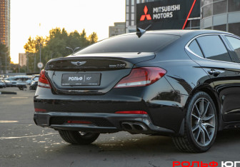 Подержанный автомобиль Genesis G70 2018 года (18 фото)
