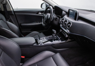 Подержанный автомобиль Kia Stinger 2018 года (10 фото)