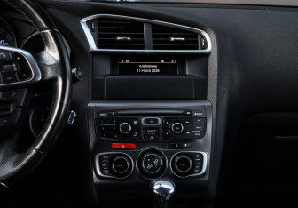 Подержанный автомобиль Citroen C4 Hatchback 2011 года (11 фото)