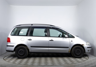 Подержанный автомобиль Volkswagen Sharan 2005 года (4 фото)