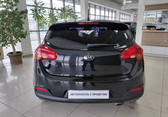Подержанный автомобиль Kia Ceed Hatchback 2013 года (6 фото)