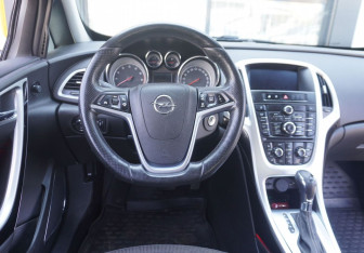 Подержанный автомобиль Opel Astra Hatchback 2013 года (12 фото)