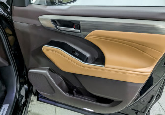 Подержанный автомобиль Toyota Highlander 2025 года (25 фото)