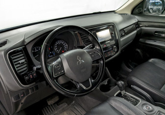 Подержанный автомобиль Mitsubishi Outlander 2016 года (13 фото)