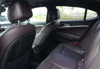 Подержанный автомобиль Genesis G70 2022 года (12 фото)