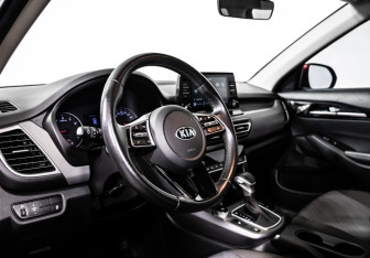 Подержанный автомобиль Kia Seltos 2021 года (9 фото)