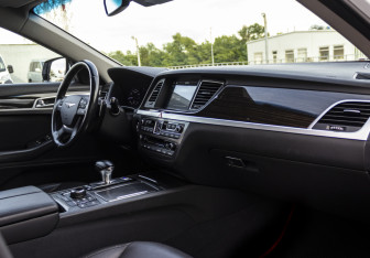 Подержанный автомобиль Genesis G80 2018 года (13 фото)