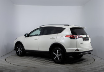Подержанный автомобиль Toyota RAV4 2017 года (7 фото)