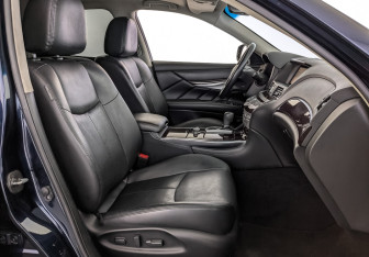 Подержанный автомобиль Infiniti Q70 2015 года (23 фото)