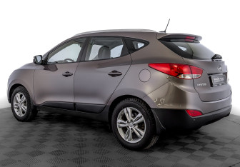 Подержанный автомобиль Hyundai ix35 2012 года (7 фото)