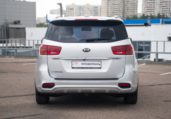 Подержанный автомобиль Kia Carnival 2020 года (6 фото)