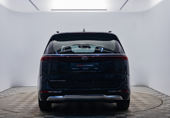 Подержанный автомобиль Kia Carnival 2020 года (6 фото)