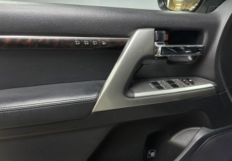 Подержанный автомобиль Toyota Land Cruiser Suv 2014 года (35 фото)