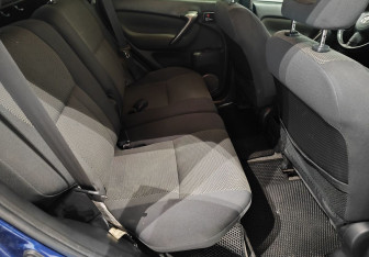 Подержанный автомобиль Toyota RAV4 2005 года (10 фото)