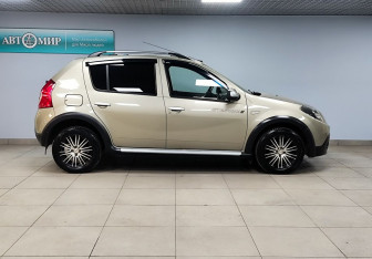 Подержанный автомобиль Renault Sandero 2011 года (4 фото)