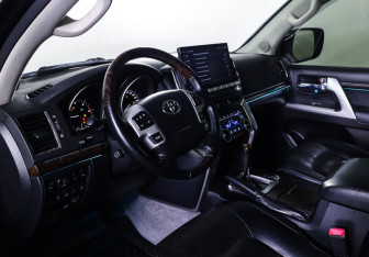 Подержанный автомобиль Toyota Land Cruiser Suv 2012 года (15 фото)