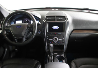 Подержанный автомобиль Ford Explorer 2018 года (6 фото)