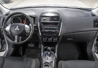 Подержанный автомобиль Mitsubishi ASX 2011 года (14 фото)