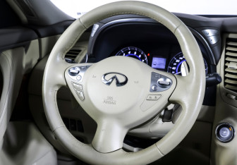 Подержанный автомобиль Infiniti QX70 2015 года (13 фото)