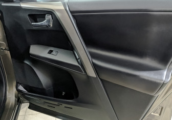 Подержанный автомобиль Toyota RAV4 2018 года (23 фото)