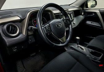 Подержанный автомобиль Toyota RAV4 2015 года (9 фото)