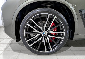 Подержанный автомобиль BMW X5 2023 года (18 фото)
