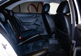 Подержанный автомобиль Skoda Rapid Liftback 2018 года (17 фото)