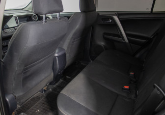 Подержанный автомобиль Toyota RAV4 2017 года (11 фото)