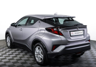 Подержанный автомобиль Toyota C-HR 2019 года (7 фото)