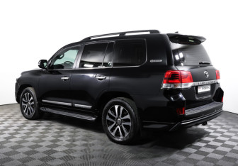 Подержанный автомобиль Toyota Land Cruiser Suv 2017 года (7 фото)