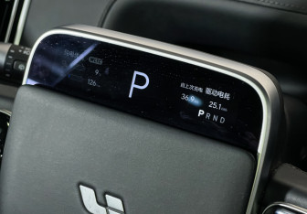 Подержанный автомобиль LiXiang L7 2023 года (11 фото)