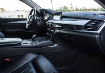 Подержанный автомобиль BMW X6 2015 года (14 фото)