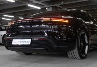 Подержанный автомобиль Porsche Taycan 2021 года (29 фото)