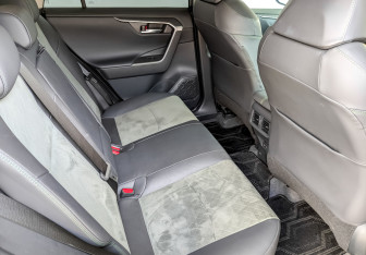 Подержанный автомобиль Toyota RAV4 2024 года (12 фото)