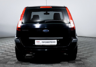 Подержанный автомобиль Ford Fusion 2006 года (6 фото)