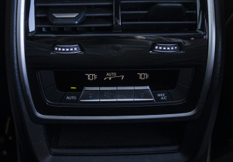 Подержанный автомобиль BMW X7 2022 года (21 фото)