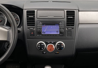 Подержанный автомобиль Nissan Tiida Hatchback 2010 года (12 фото)