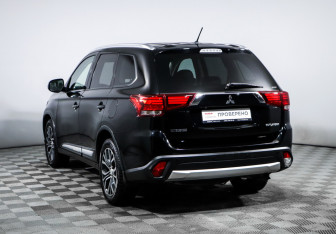 Подержанный автомобиль Mitsubishi Outlander 2015 года (7 фото)