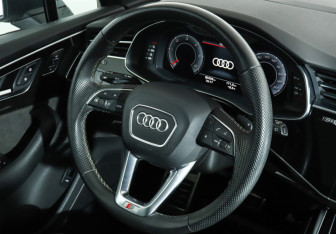 Подержанный автомобиль Audi Q7 2021 года (17 фото)