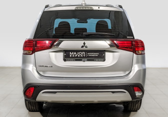 Подержанный автомобиль Mitsubishi Outlander 2022 года (6 фото)