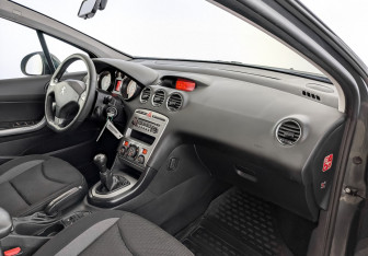 Подержанный автомобиль Peugeot 408 2016 года (10 фото)