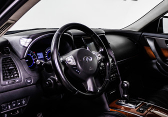 Подержанный автомобиль Infiniti QX70 2014 года (12 фото)