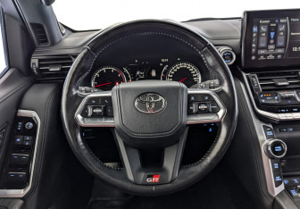 Подержанный автомобиль Toyota Land Cruiser Suv 2022 года (22 фото)