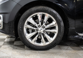 Подержанный автомобиль Kia Carnival 2017 года (6 фото)